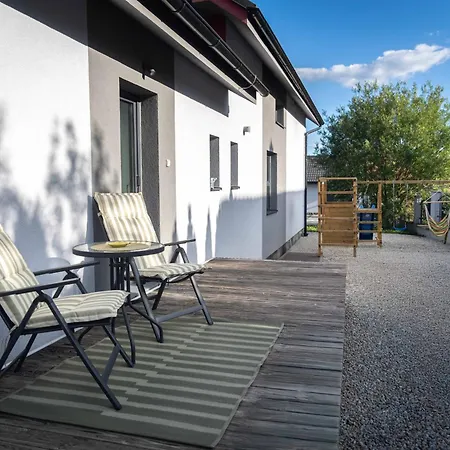 Felicita Pool House *