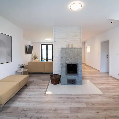 Felicita Pool House