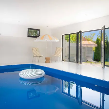 Felicita Pool House *